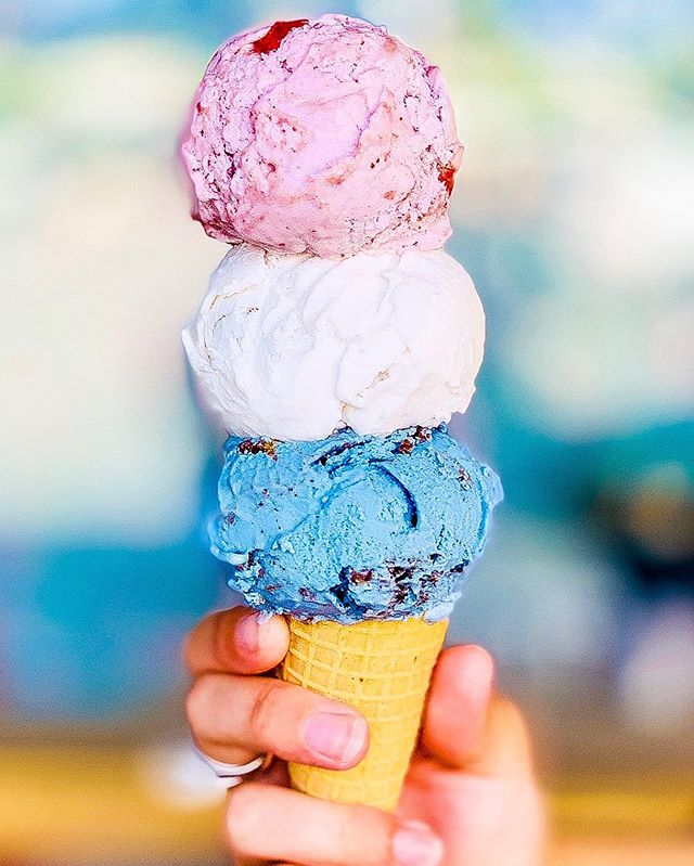 🇺🇸 If you don&rsquo;t get ice cream 🍦 on #4thofjuly did it even really happen? 💁🏽&zwj;♀️😋 Celebrate 🎉 with scoops of ✨Strawberry 🍓Fields✨✨Vanilla✨and ✨Cookie Monsta✨🙌🏽😍👀👅
.
.
.
.
.
 #redwhiteandblue #fourthofjuly #happyfourthofjuly #4thofjuly #iwantitigotit #threescoops #3scoops #independenceday #summervibes